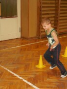 do lesa jsme se vypravili i při tělocviku - slalom mezi stromy
