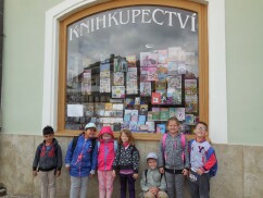 cestou si vysvětlujeme rozdíl mezi knihkupectvím a knihovnou