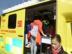 prohlížíme si záchrannou sanitku