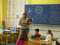 paní lektorka zahajuje náš výukový program o životě včel