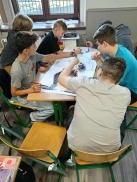 Osmáci učí prvňáky o bezpečnosti v silničním provozu