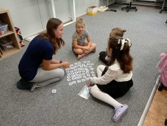 Osmáci učí prvňáky o bezpečnosti v silničním provozu