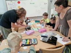 Osmáci učí prvňáky o bezpečnosti v silničním provozu