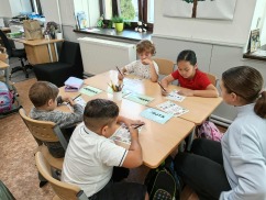 Osmáci učí prvňáky o bezpečnosti v silničním provozu