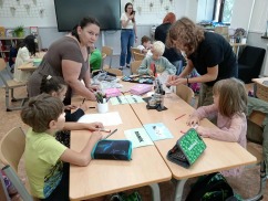 Osmáci učí prvňáky o bezpečnosti v silničním provozu