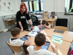 Osmáci učí prvňáky o bezpečnosti v silničním provozu