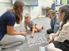 Osmáci učí prvňáky o bezpečnosti v silničním provozu