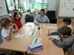 Osmáci učí prvňáky o bezpečnosti v silničním provozu