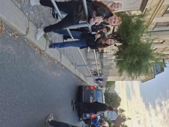 Osmáci počítají a rozdávají letáky před školou